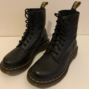 Dr. Martens 1460 8 eyelet boot in black smooth leather